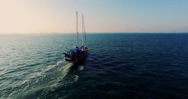 Luchtfoto van het Palinuro Zeilschip op zee — Stockvideo