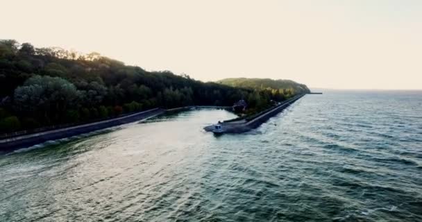 Embankment do oceano com areia e uma estrada na floresta, no pôr do sol tiro de um ponto alto, quadro de uma altura . — Vídeo de Stock