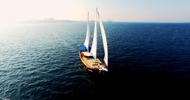 Vista aérea do navio à vela Palinuro no mar — Vídeo de Stock