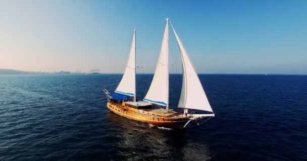 Vista aérea del velero Palinuro en el mar — Vídeos de Stock