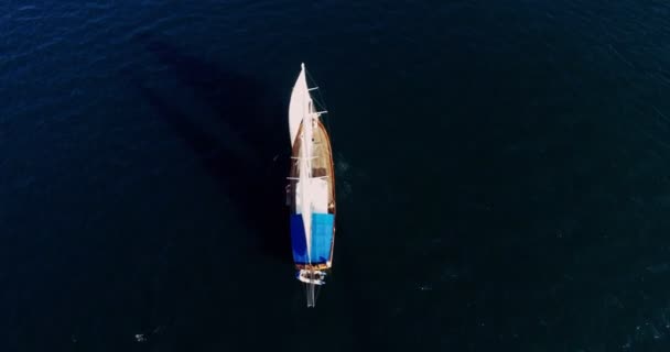 Vista aérea del velero Palinuro en el mar — Vídeos de Stock