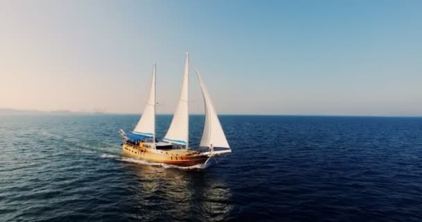 Vista aérea del velero Palinuro en el mar — Vídeo de stock