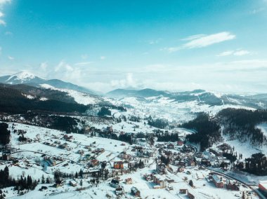 Karpatya dağlarındaki karla kaplı kış köyü.