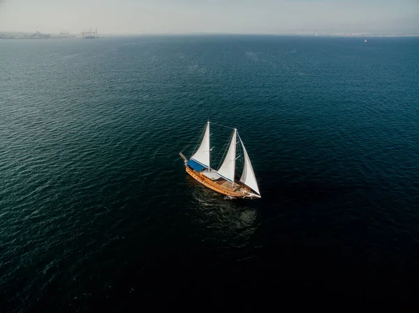 Вид с воздуха на парусник Палинуро в море — стоковое фото