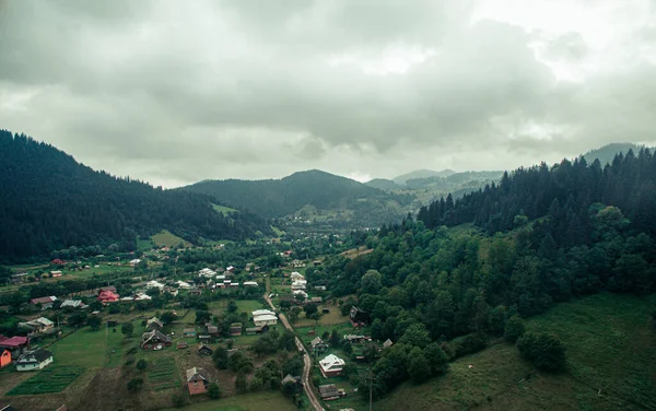 Karpatya dağlarındaki karla kaplı kış köyü.