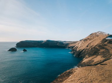 Westman Adaları Vestmannaeyjar 'daki Helgafell yanardağının güneşli manzarası