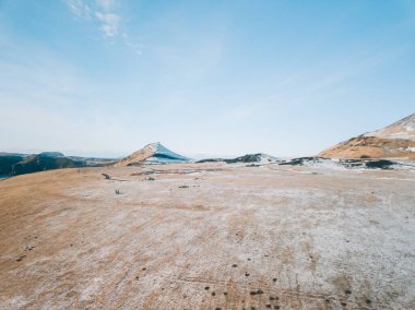 Westman Adaları Vestmannaeyjar 'daki Helgafell yanardağının güneşli manzarası