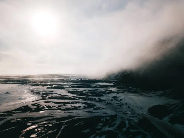 Dyrfjoll montanha coberta de nevoeiro e névoa, Islândia . — Fotografia de Stock