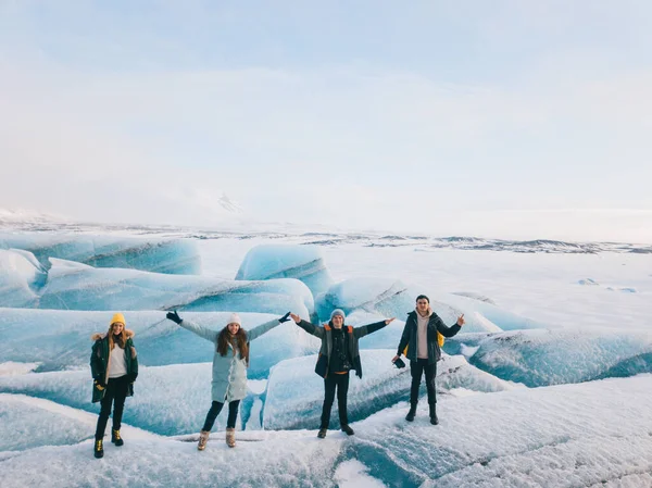 Solheimajokull, İzlanda 'da bir buzulda yürüyen iki çift.