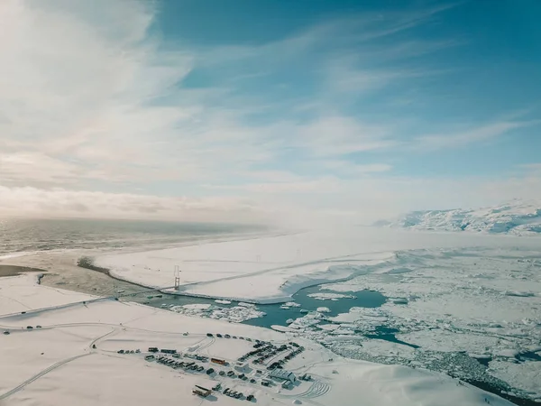 Jokulsarlon é uma lagoa glacial que faz fronteira com o Parque Nacional Vatnajokull . — Fotografia de Stock