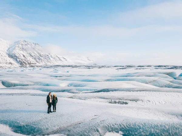 İzlanda 'daki dağlardan güzel buzullar akar. Hava görünümü ve üst görünüm. — Stok fotoğraf