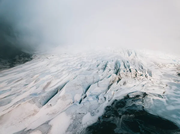 Bellissimi ghiacciai scorrono attraverso le montagne in Islanda. Vista aerea e vista dall'alto . — Foto Stock