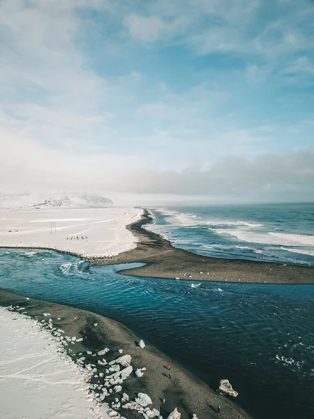 Jokulsarlon es una laguna glaciar, que bordea el Parque Nacional Vatnajokull . — Foto de Stock