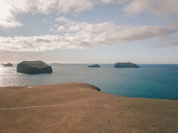 Westman Adaları Vestmannaeyjar 'daki Helgafell yanardağının güneşli manzarası