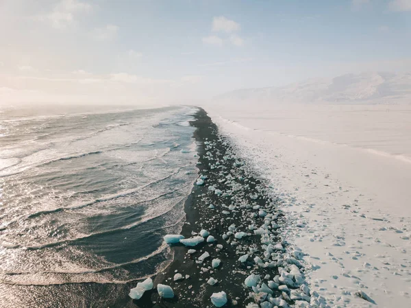 Pedra de gelo com praia de areia preta na praia de Jokulsarlon. Diamond Beach na Islândia — Fotografia de Stock