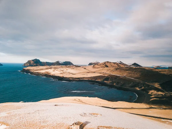 Westman Adaları Vestmannaeyjar 'daki Helgafell yanardağının güneşli manzarası