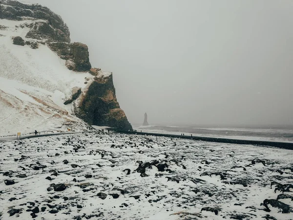 A praia de areia preta de Reynisfjara e o monte Reynisfjall — Fotografia de Stock