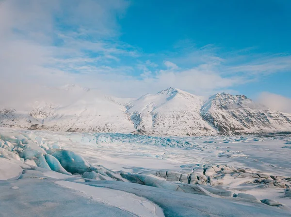 Hermosos glaciares fluyen por las montañas de Islandia. Vista aérea y vista superior . — Foto de Stock