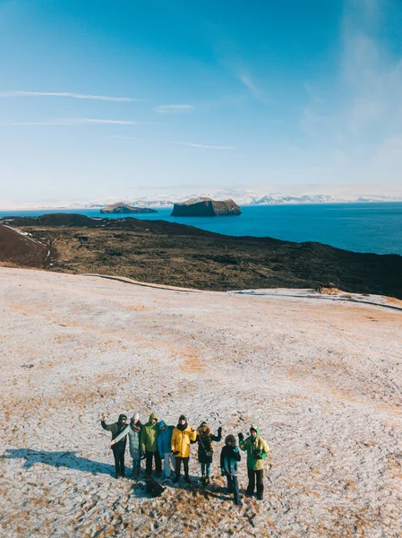 Vista ensolarada do vulcão Helgafell nas Ilhas Westman Vestmannaeyjar — Fotografia de Stock