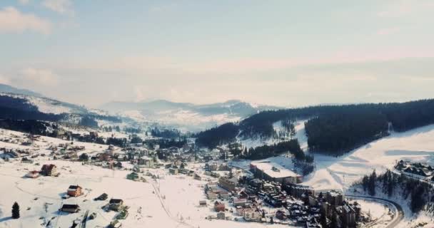 Sneeuwoverdekt winterdorp in de Karpaten. — Stockvideo