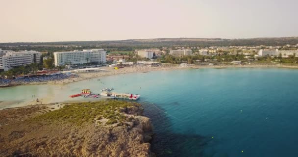 Paisaje marítimo aéreo con la bahía del mar Mediterráneo y la costa del complejo de la ciudad de Paphos en Chipre . — Vídeos de Stock