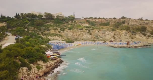 Pissouri. Kyperská republika. Pissouri pláž v slunečném dni panorama z drone. — Stock video