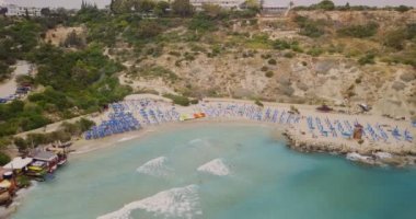 Pissouri. Kıbrıs Cumhuriyeti. Güneşli bir günde Pissouri sahilinde İHA 'dan bir panorama.