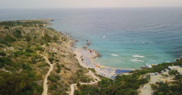 Pissouri. República de Chipre. Praia de Pissouri em um panorama de dia ensolarado de um drone . — Vídeo de Stock