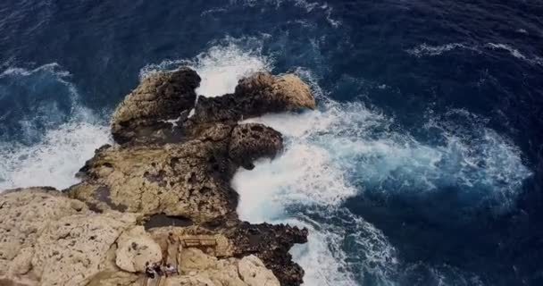 Deniz kenarındaki güzel kilise Su tanımayan bir vücut — Stok video