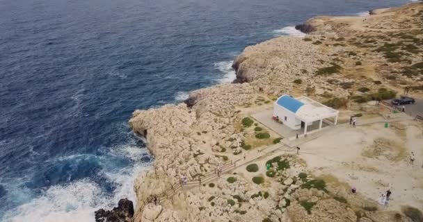 Hermosa Iglesia junto al mar Un cuerpo de agua indefinida — Vídeos de Stock