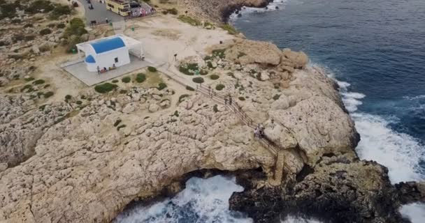 Krásný kostel u moře Vodní útvar — Stock video