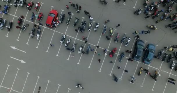 Вечеринка мотоциклистов на парковке — стоковое видео