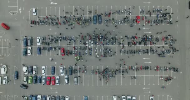 Parti motocyclistes dans le parking — Video