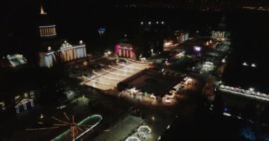 Aydınlatılmış Eski kasabada Noel Fuarı