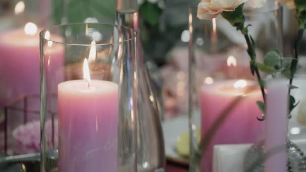 Esküvői vagy ünnepi asztali gyertyák — Stock videók
