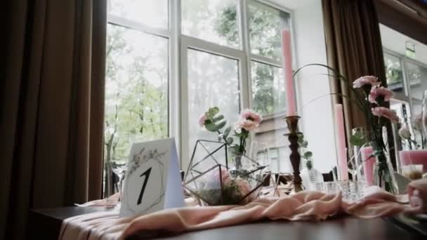 Украшение на день рождения свадьбы, стулья, столы и цветы — стоковое видео