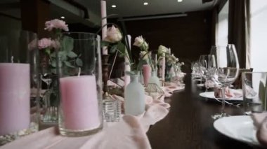 Düğün Doğum Günü Resepsiyon Dekorasyonu, Sandalyeler, Masalar ve Çiçekler