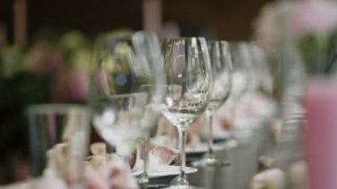 Düğün masasında bir sürü bardak var..