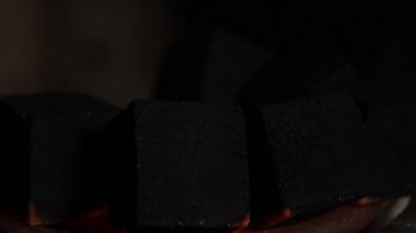 Doğal ışıklandırma için sıcak nargile kömürü. Zaman Kapakları