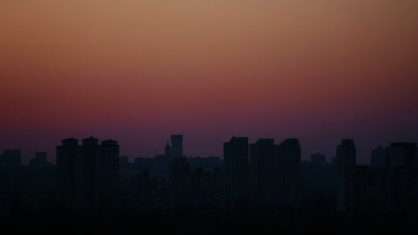 Belo pôr-do-sol sobre a cidade. Cores do céu roxo . — Vídeo de Stock