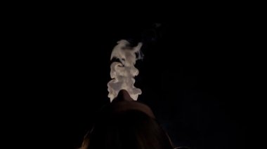 Shisha Nargile 'nin dumanı ağzından çıkıyor, kalın buhar bulutları..