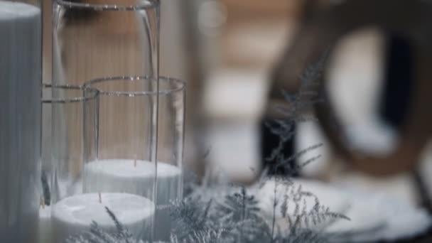 Creatieve Advent decoratie met twee brandende kaarsen — Stockvideo