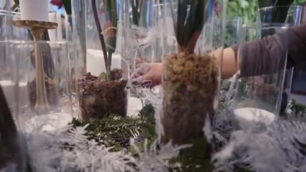 Floristas maestros de grupo, trabajando con flores . — Vídeo de stock