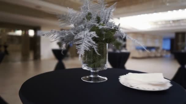 Mesa de bufete com flores em um grande salão de restaurante — Vídeo de Stock