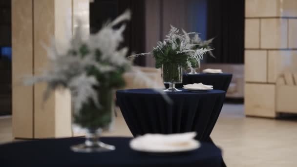 Mesa de bufete com flores em um grande salão de restaurante — Vídeo de Stock