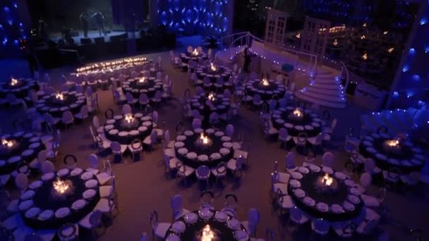 Sala grande para un banquete, mesas redondas — Vídeos de Stock