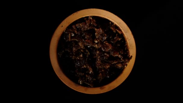 Mélange de narguilé de tabac artisanal dans un bol de shisha . — Video