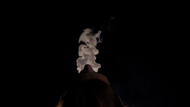 Nahaufnahme Rauch aus Shisha Shisha Shisha Shisha kommt aus Mund Mann, dicke Dampfwolken. — Stockvideo