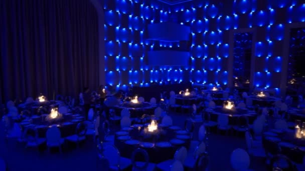 Quarto grande configurado para um banquete, mesas redondas — Vídeo de Stock