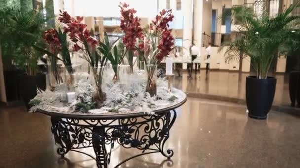 Bröllopsinredning, ljus i glasflaskor som står på golvet. Dekoration med ljus och blommor bröllop båge. — Stockvideo